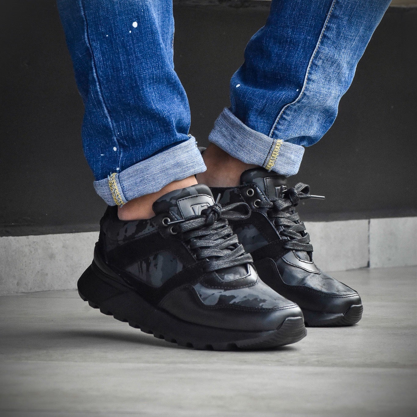 Últimas tallas-TENIS BOSTON CUERO NEGRO CAMUFLADO - ENVÍO GRATIS