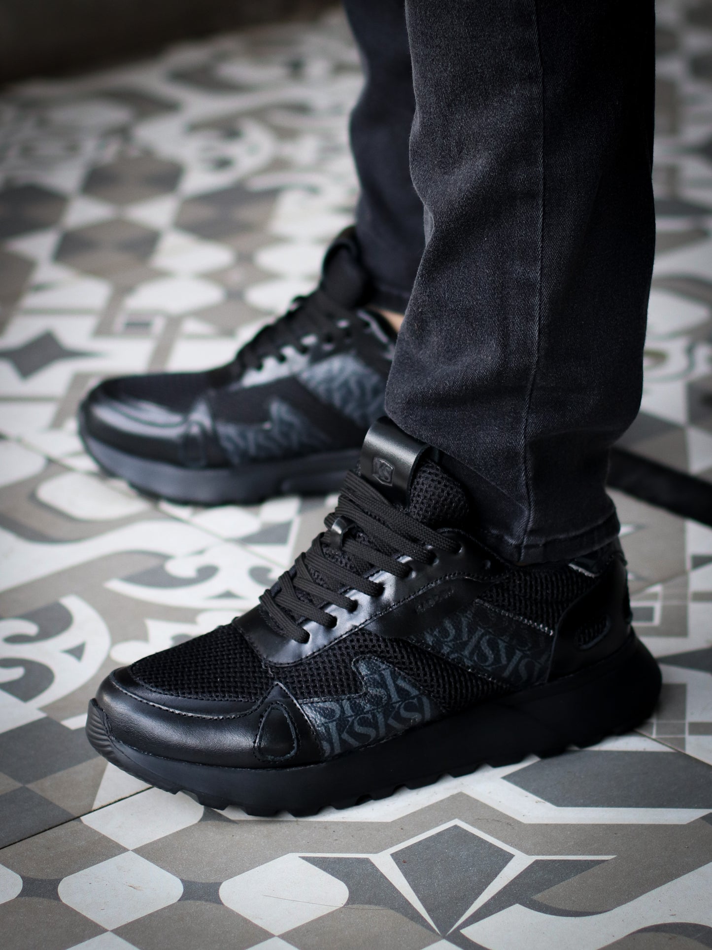 Últimas tallas - TENIS HOMBRE CUERO MISURI NEGRO - ENVÍO GRATIS