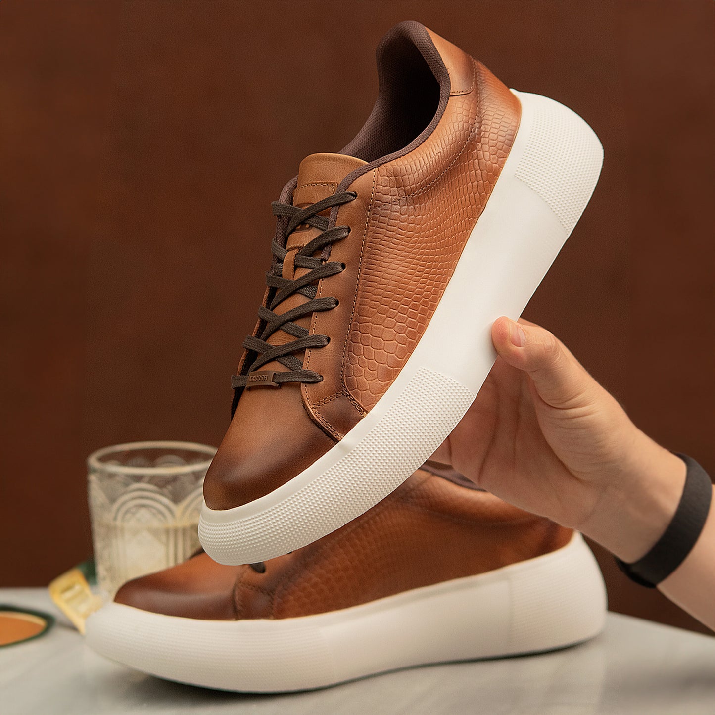 TENIS CABERNET CUERO GRABADO MIEL- ENVÍO GRATIS