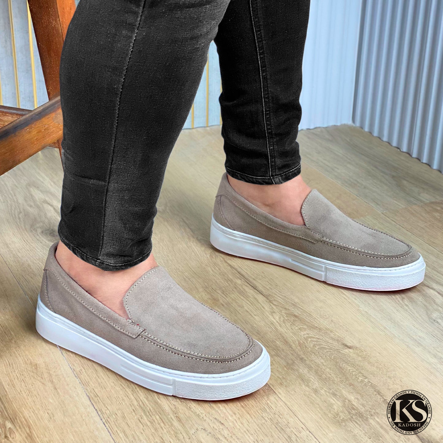TENIS BERLÍN CUERO GAMUZA TAUPE - ENVÍO GRATIS