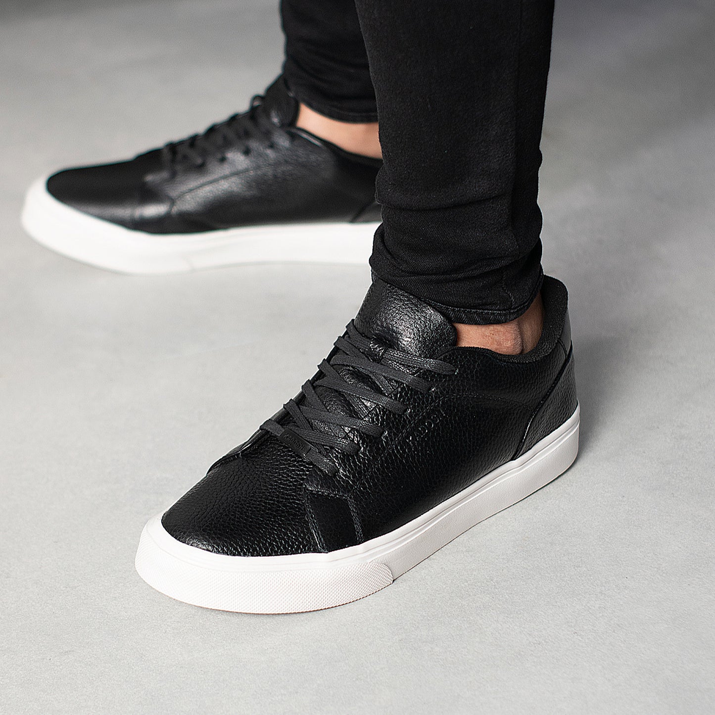 TENIS LISBOA CUERO NEGRO - ENVÍO GRATIS