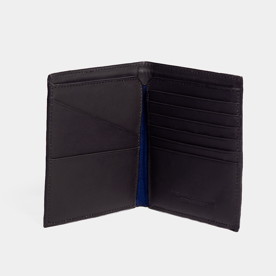 PORTAPASAPORTE EN CUERO NEGRO