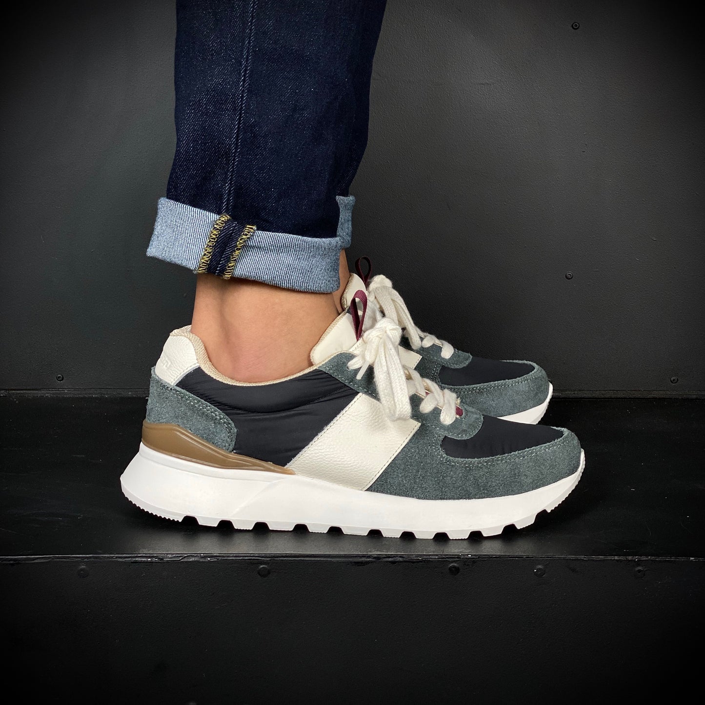 Últimas tallas - TENIS HOMBRE CUERO OXFORD NEGRO X BEIGE - ENVÍO GRATIS