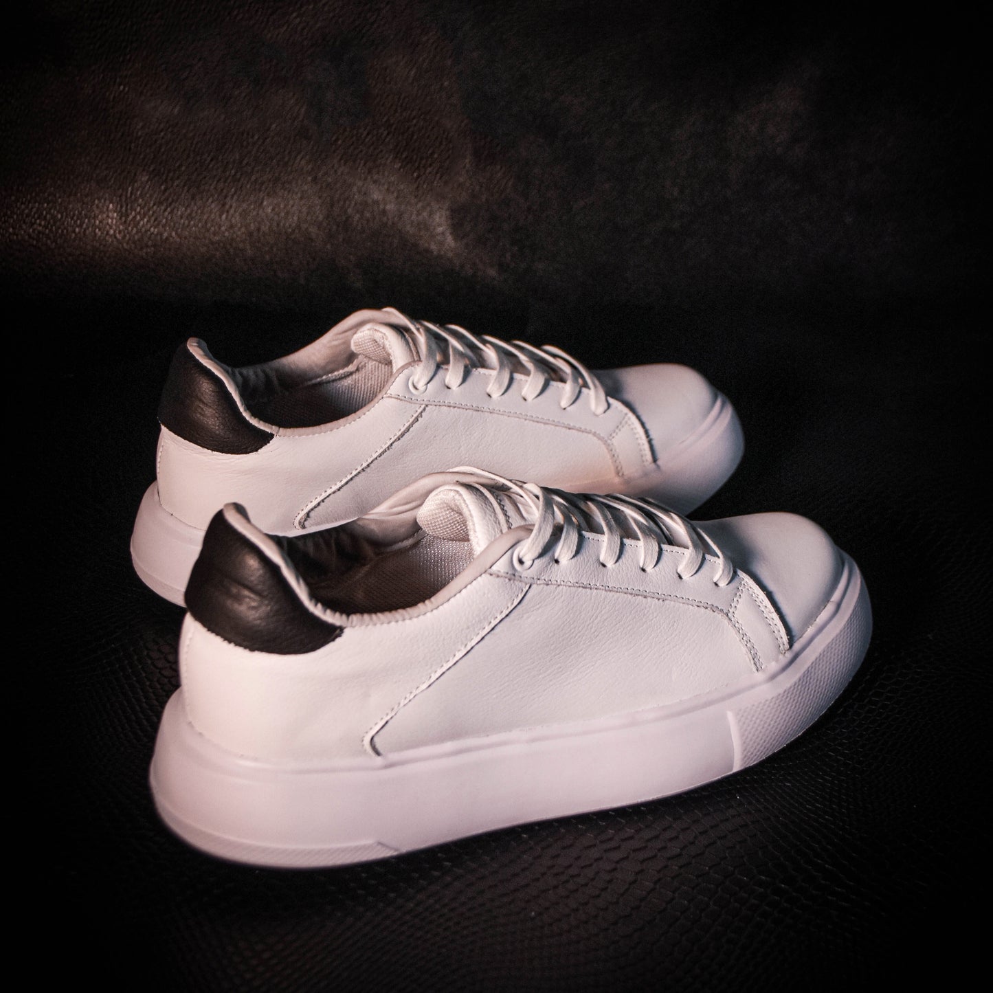 Últimas tallas - TENIS LONDON CUERO BLANCO - ENVÍO GRATIS