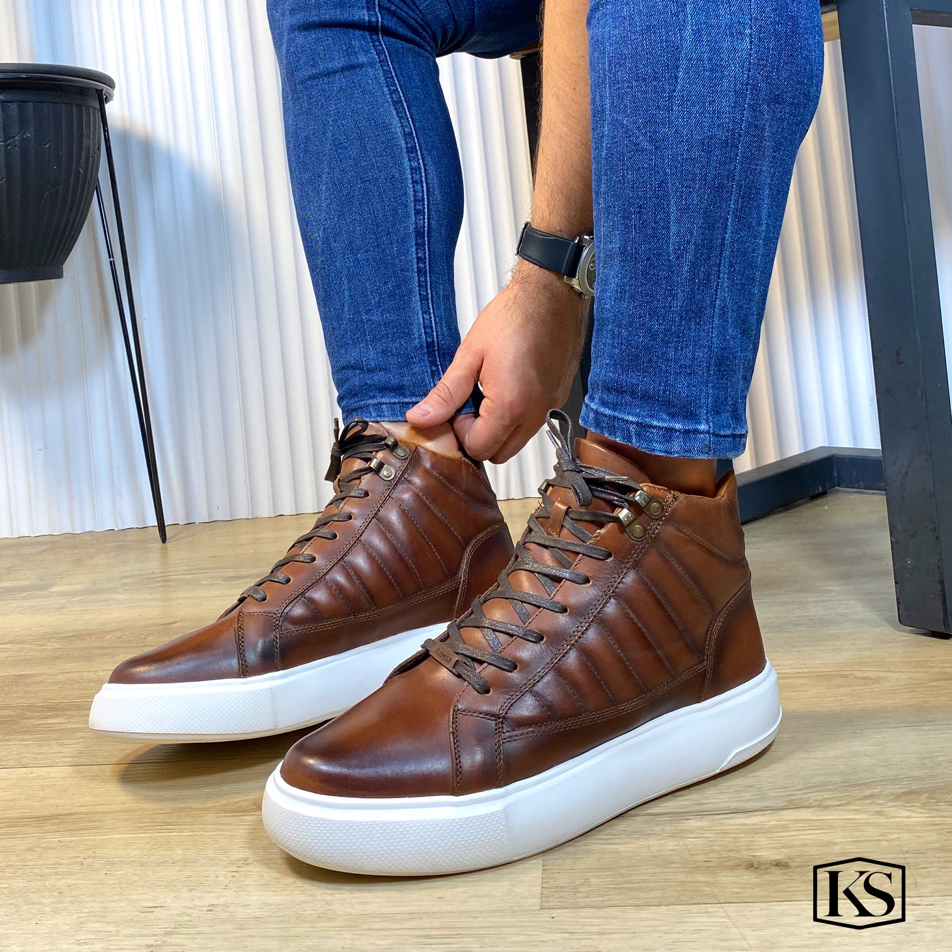 Últimas tallas - TENIS BOTA CUERO CAFÉ
