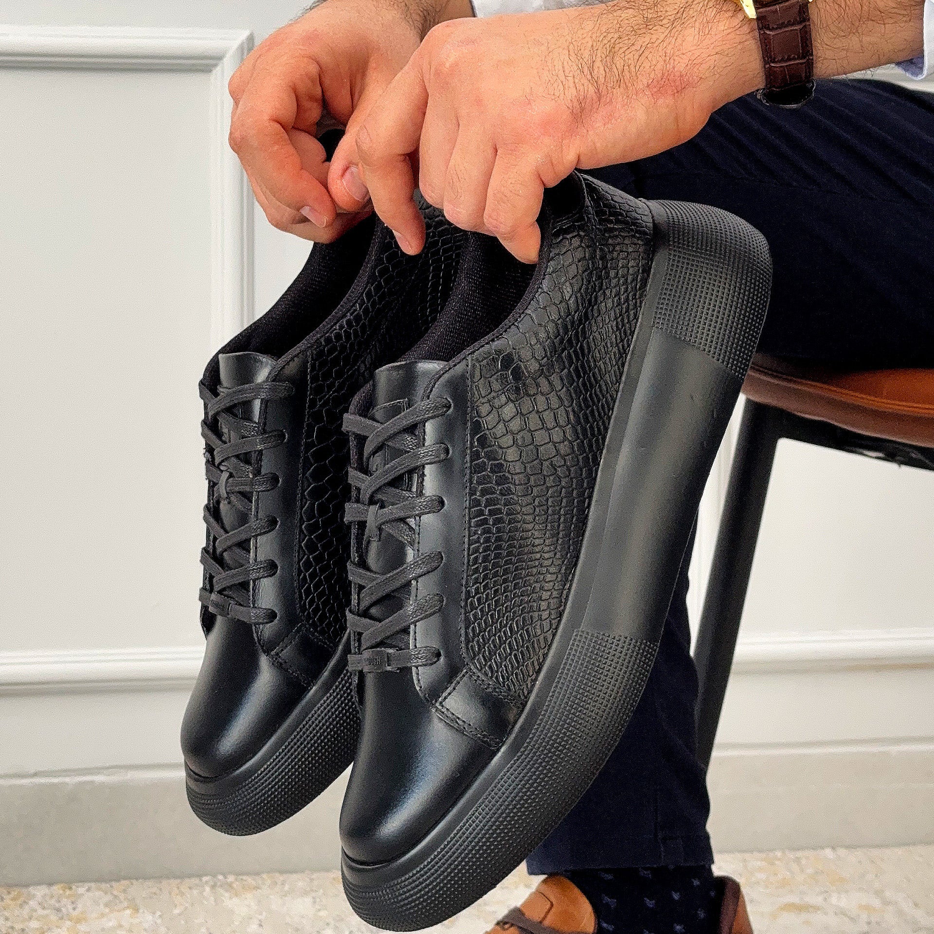 TENIS CABERNET CUERO GRABADO NEGRO - ENVÍO GRATIS