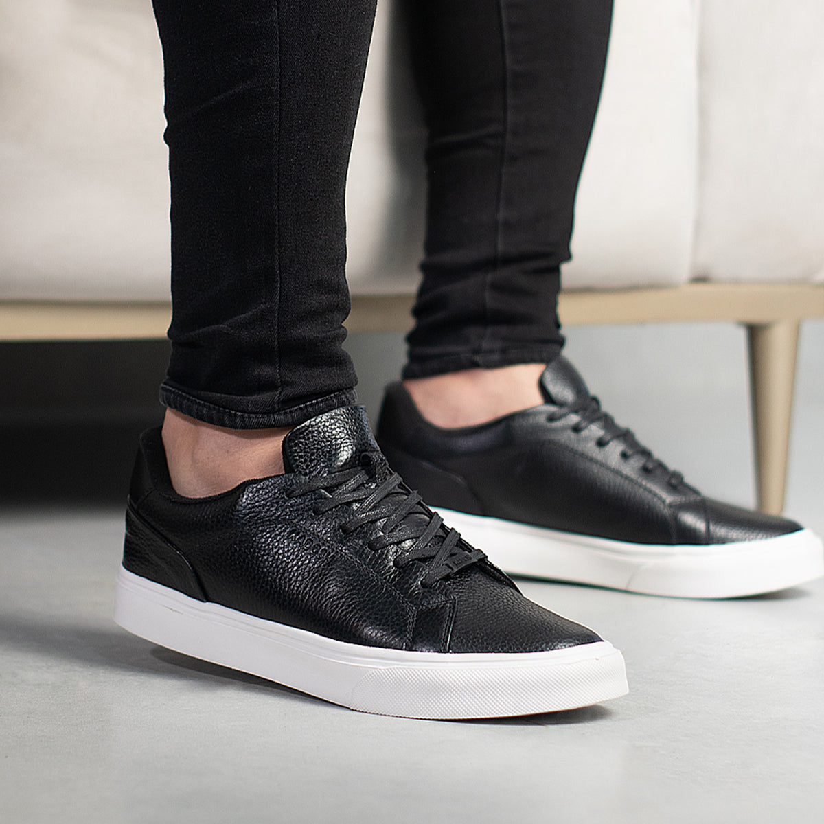 Últimas tallas  -  TENIS LISBOA CUERO NEGRO