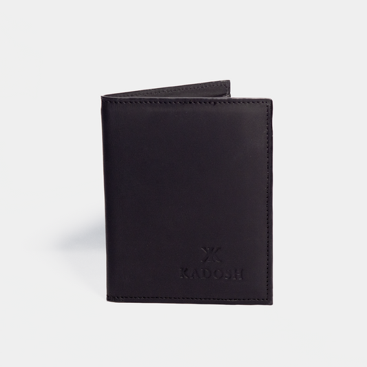 PORTAPASAPORTE EN CUERO NEGRO