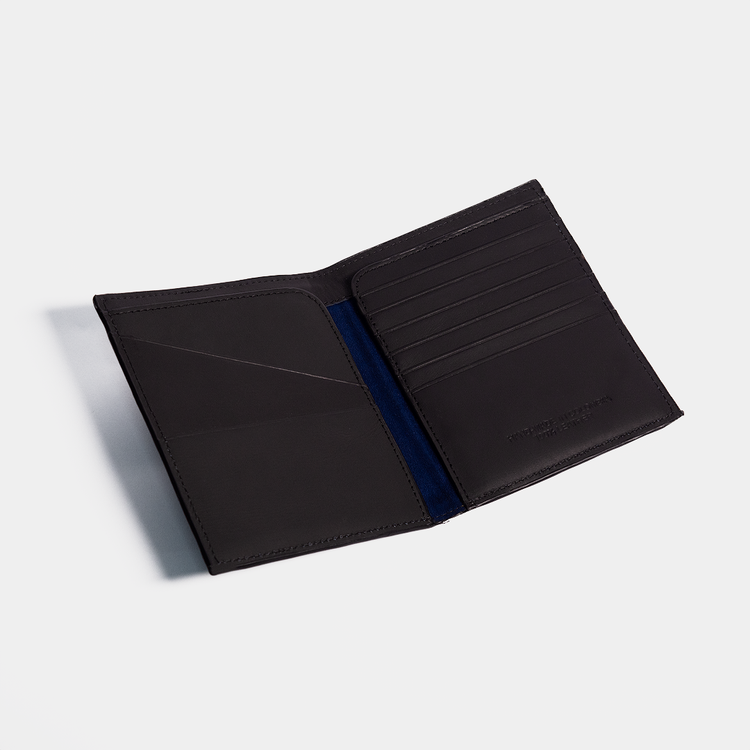 PORTAPASAPORTE EN CUERO NEGRO