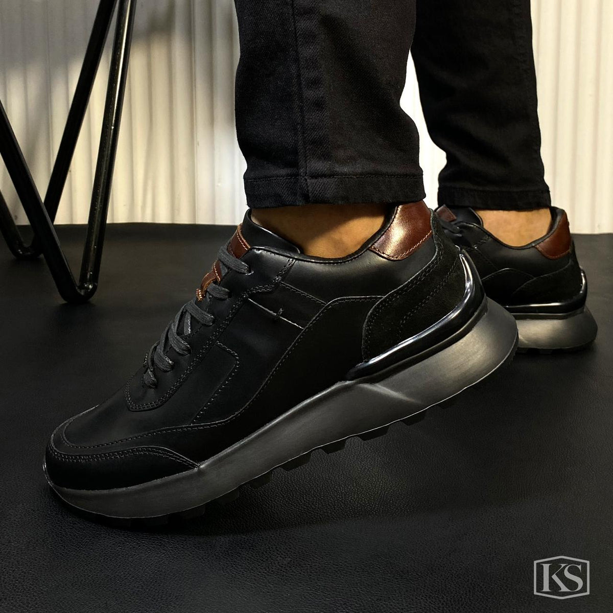 Últimas tallas -TENIS ESTOCOLMO CUERO NEGRO